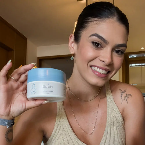 Model holding Esfolia body scrub